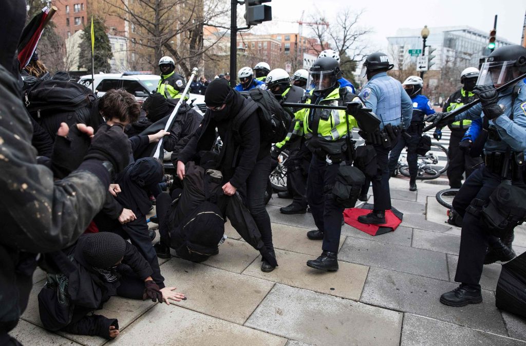 Nach gewaltsamen Ausschreitungen gegen den neuen US-Präsidenten hat die Polizei in Washington mehrere Menschen festgenommen.
