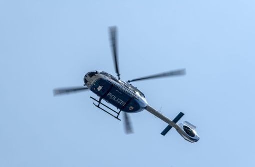 Die Polizei ist über Stuttgart-Ost mit einem Hubschrauber im Einsatz (Symbolbild). Foto: imago images/Bonnfilm/Klaus W. Schmidt via www.imago-images.de