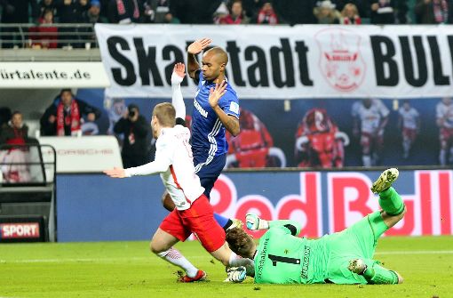 Per Schwalbe den Sieg gegen Schalke erzielt. Dafür steht Leipzigs Timo Werner (links) in der Kritik. Foto: dpa