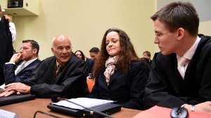 Die Hauptangeklagte im Münchener NSU-Prozess, Beate Zschäpe, mit ihren Verteidigern. Foto: dpa