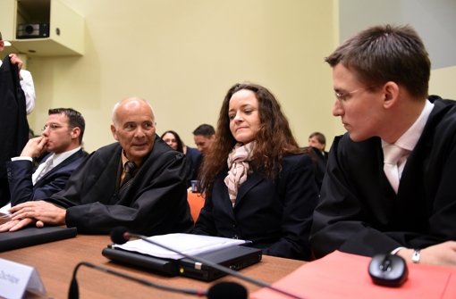 Die Hauptangeklagte im Münchener NSU-Prozess, Beate Zschäpe, mit ihren Verteidigern. Foto: dpa