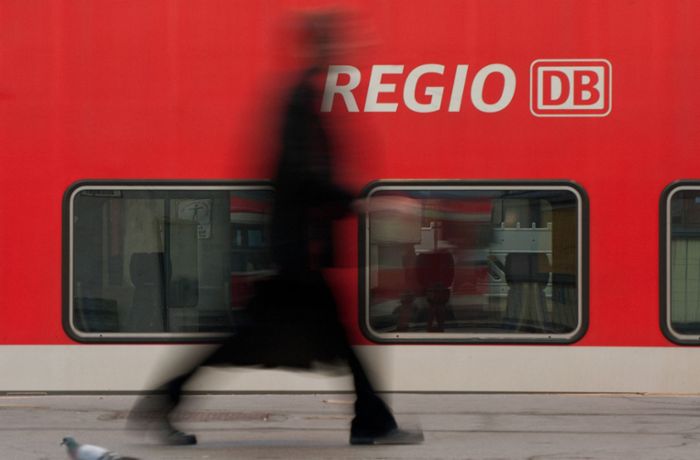 Regionalzug von Nürnberg nach Stuttgart: Mann belästigt 20-Jährige sexuell – Polizei sucht Zeugen