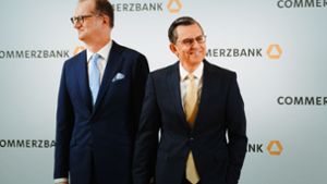 Martin Zielke (links) und Stefan Schmittmann beugen sich der Kritik von Großinvestoren. Foto: dpa/Arne Dedert