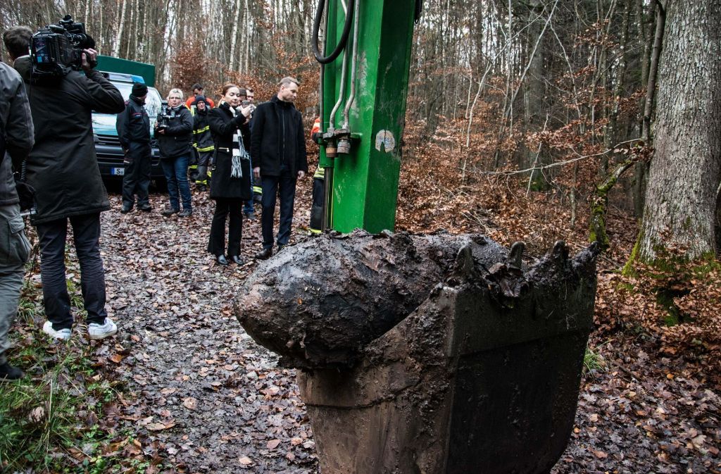 Nach der Entschärfung dürfen Journalisten und Kommunalpolitiker (vorne Tobias Heizmann, der Erste Böblinger Bürgermeister) die Bombe besichtigen.