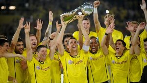 Dortmunds Kapitän Sebastian Kehl reckt den Pokal in die Höhe. Dortmund hat Bayern München am Samstagabend mit 4:2 im Supercup geschlagen. Foto: dpa