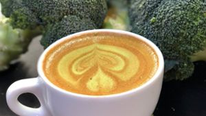 Australier mixen Broccoli-Gemüsepulver in Kaffee