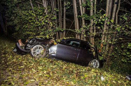 Mit diesem Auto ist ein 22-Jähriger nach einem Ausweichmanöver bei Berglen gegen einen Baum gekracht. Foto: SDMG