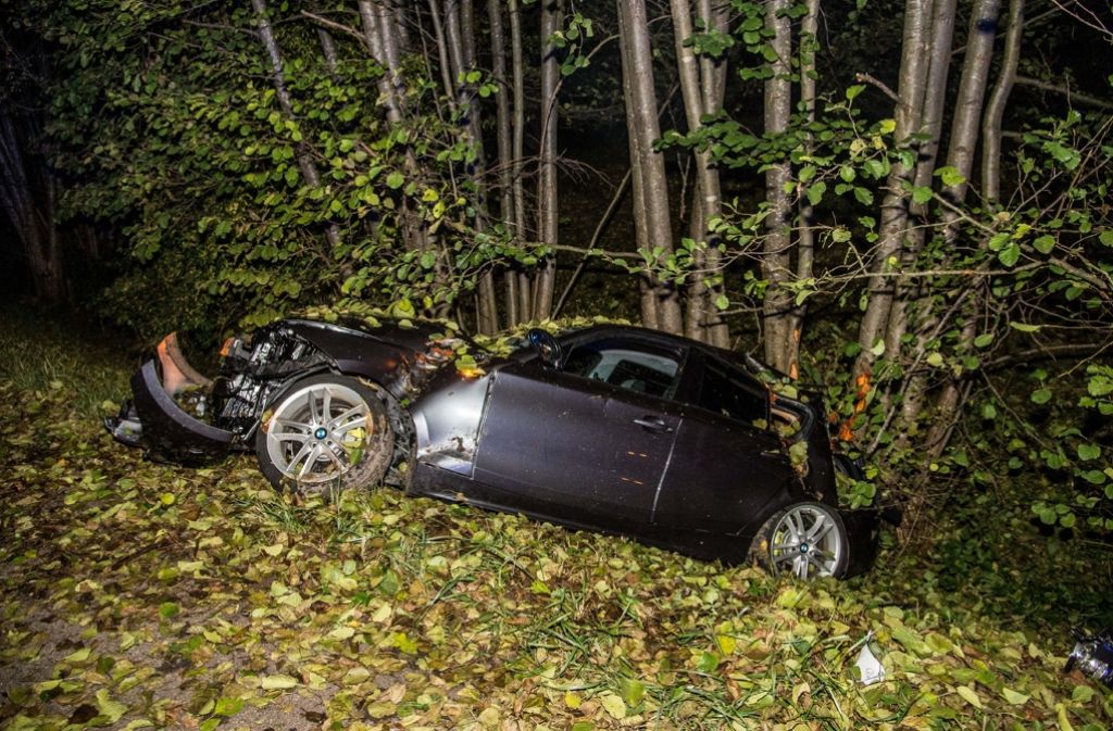 Mit diesem Auto ist ein 22-Jähriger nach einem Ausweichmanöver bei Berglen gegen einen Baum gekracht.