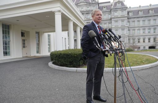 Lindsey Graham stellt sich nach seinem Mittagessen mit Donald Trump den Fragen der Journalisten. Foto: AP