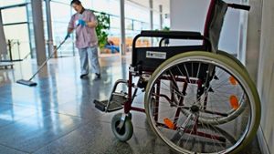 Menschen mit Behinderung wünschen sich, dass sich   Klinik-Mitarbeiter für sie mehr Zeit nehmen. Foto: dpa