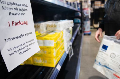 Weil viele Menschen sich unsolidarisch verhalten und große Mengen an Klopapier gehamstert haben, wird der Verkauf nun eingeschränkt. Foto: dpa/Tom Weller