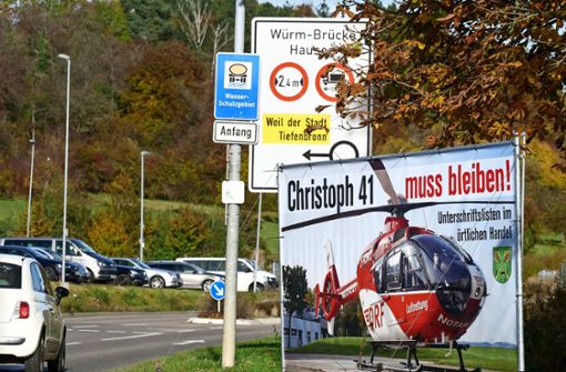 In Heimsheim (Enzkreis) hängen Plakate, die für den bisherigen Standort des Rettungshubschraubers werben. Foto: Simon Granville