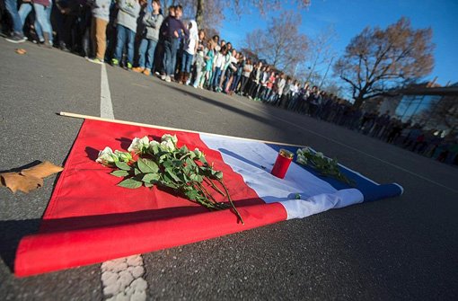 Trauer in Paris und der Welt. Der Terror hinterlässt bei vielen ein großes Loch.  Foto: Markus Merz