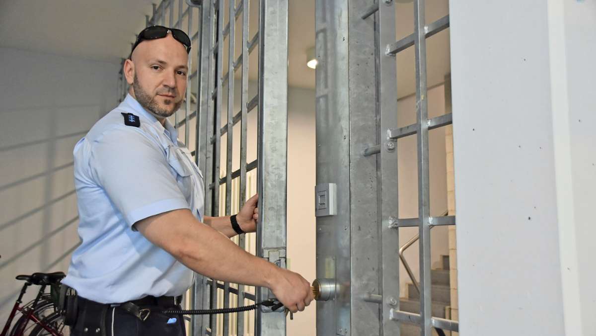 Zwischen Betonmauern und Verbrechern: Offenburger Justizvollzugsbeamter gibt Einblicke in das Leben hinter Gittern