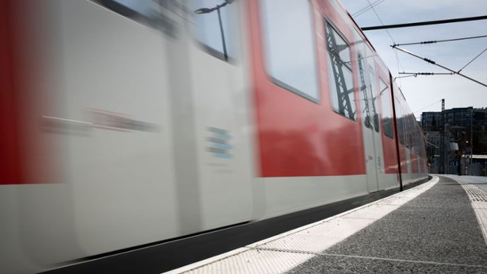 Plane weht vor S-Bahn – Bahnverkehr für eine Stunde unterbrochen