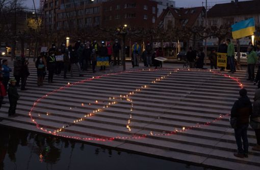 Peace-Zeichen aus Kerzen. Foto: Eibner-Pressefoto/Tasos Ioannou