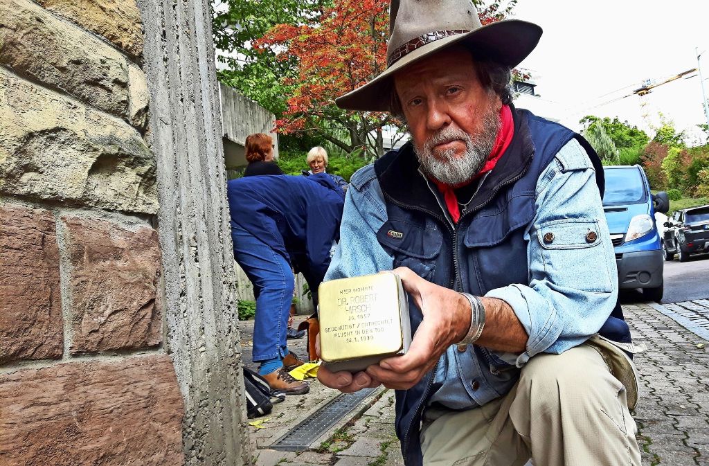 Damit es kein Vergessen gibt: Der   Künstler Gunter Demnig  setzt vor dem   einstigen Wohnhaus von Robert Hirsch am Gähkopf einen Stolperstein zum Gedenken. Foto: Eva Funke