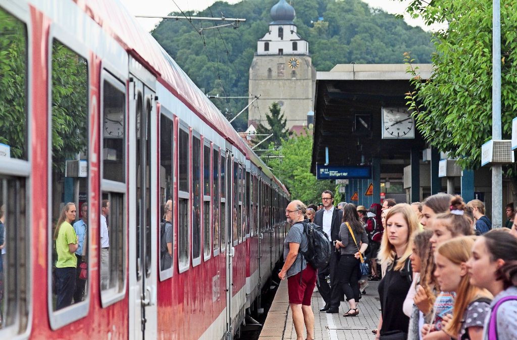 Kommt der Zug? Während der Ferien an Ostern, Pfingsten und im Sommer halten keine aus Stuttgart kommenden  Regionalzüge und S-Bahnen  im Bahnhof Herrenberg. Foto: factum/Archiv