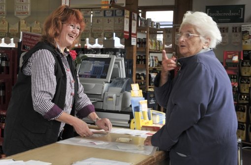Senioren sind beim Einkauf auf geduldiges und hilfsbereites Personal angewiesen. Foto: Tom Bloch