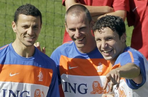 Khalid Boulahrouz (links) mit seinen Teamkollegen Andre Voijer und Mark van Bommel Foto: AP