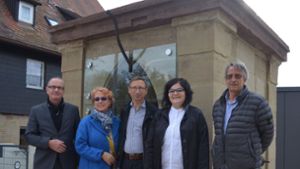 Eckhard Bürling, Sabine Mezger, Wolfgang Giermann, Jutta Münzner und  Klaus Eisele freuen sich über das restaurierte Kleindenkmal. Foto: Uli Meyer