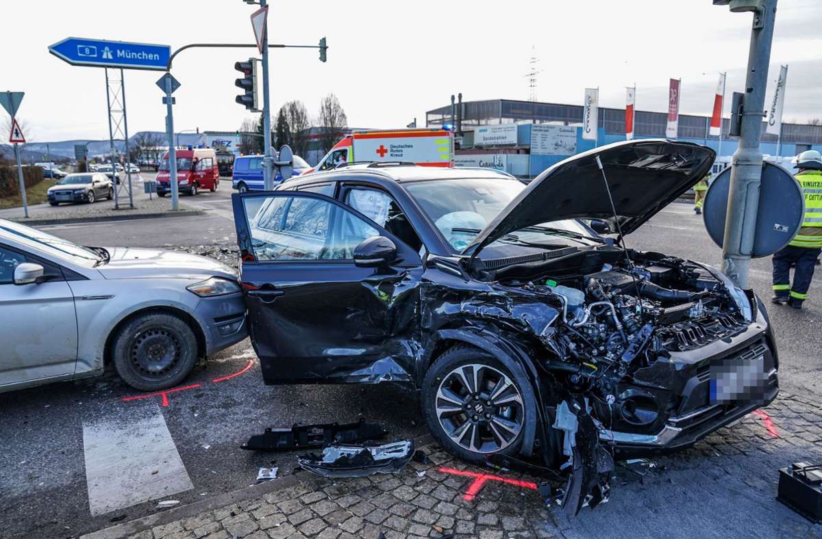 Der Unfall ereignete sich am Samstagnachmittag auf der B465 an der Autobahnauffahrt Kirchheim-Ost.