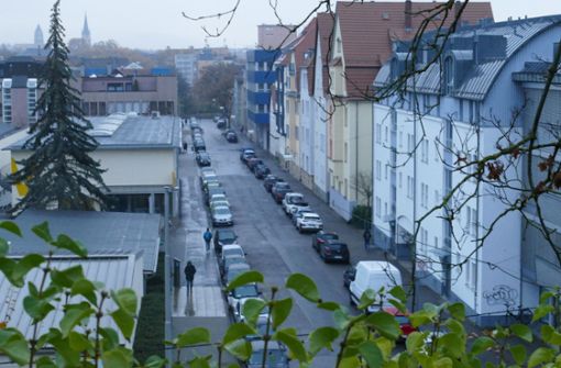 Durch die Krefelder Straße in der Neckarvorstadt sollen ab 2023 stündlich rund 1000 Fahrzeuge – darunter auch bis zu 40 Lastwagen – fahren. Foto: Uli Nagel