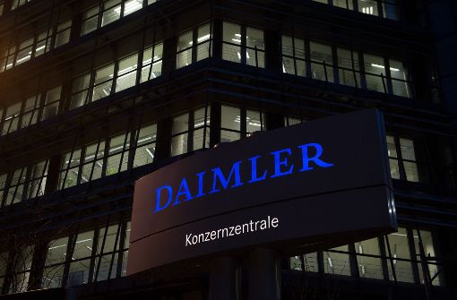 Der Autobauer Daimler soll nach Medienberichten viel stärker in die Abgas-Affäre bei Diesel-Fahrzeugen verstrickt sein als bislang bekannt Foto: dpa