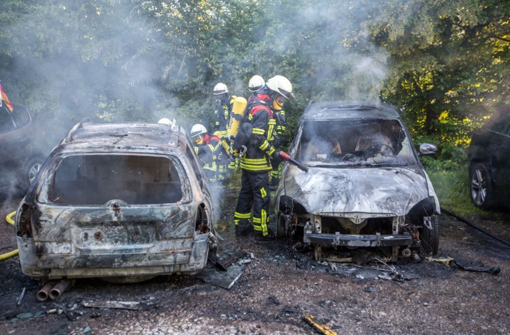 Die Polizei vermutet einen technischen Defekt hinter dem Brand der beiden Autos.