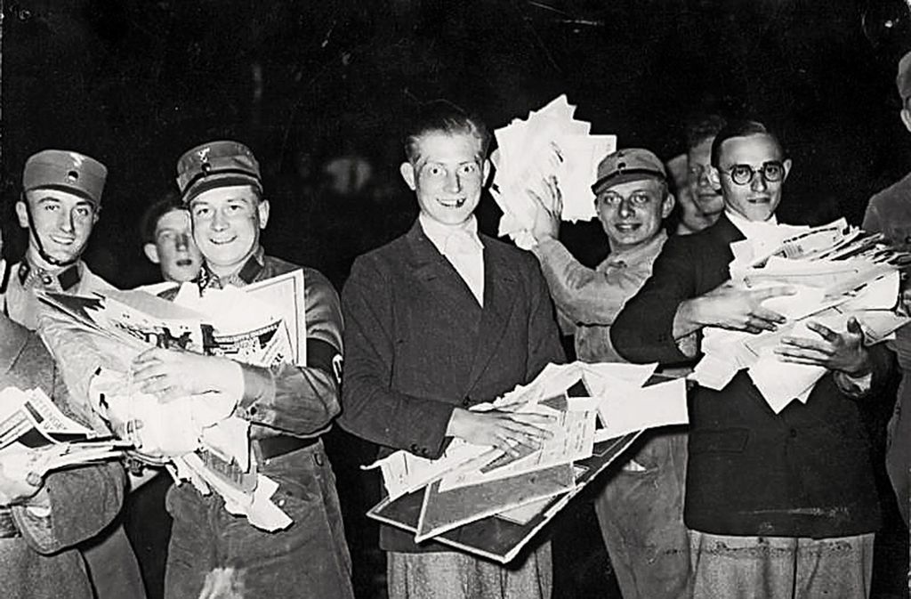 Helmut Dannel (Zweiter von rechts) bei einer Bücherverbrennung in Berlin im Jahr 1933.