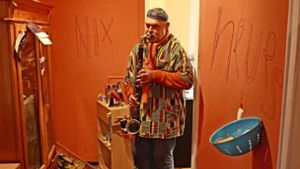 Martin Felbinger stellt in  seiner Wohnung seine Installationen aus. Foto: Christoph Kutzer