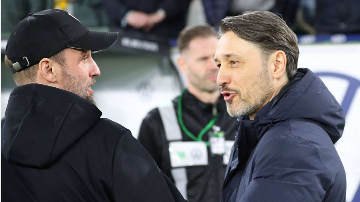 VfB-Trainer Sebastian Hoeneß (li.) und Wolfsburg-Coach Niko Kovac im Gespräch. In der Bildergalerie sehen Sie weitere Eindrücke der Partie.