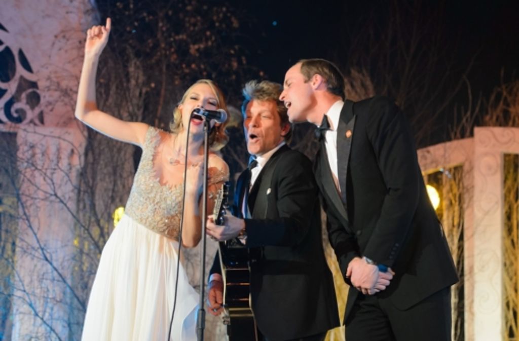 Zusammen mit Taylor Swift und Jon Bon Jovi zeigte Prinz William (rechts) am Dienstagabend, dass eine Rockröhre in ihm steckt.