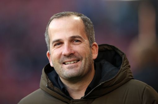 Trainer Manuel Baum will im Spiel beim VfB Stuttgart eine giftige Augsburger Mannschaft sehen. Foto: Getty