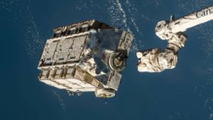 Eine externe Palette mit ausgedienten Nickel-Wasserstoff-Batterien wurde vom Canadarm2-Roboterarm der ISS freigegeben. Trümmerteile eines ausrangierten Batteriepakets der Internationalen Raumstation ISS könnten am Freitag auf die Erde niedergehen. Deutschland treffen sie aller Voraussicht nach aber nicht.  Foto: Nasa/dpa