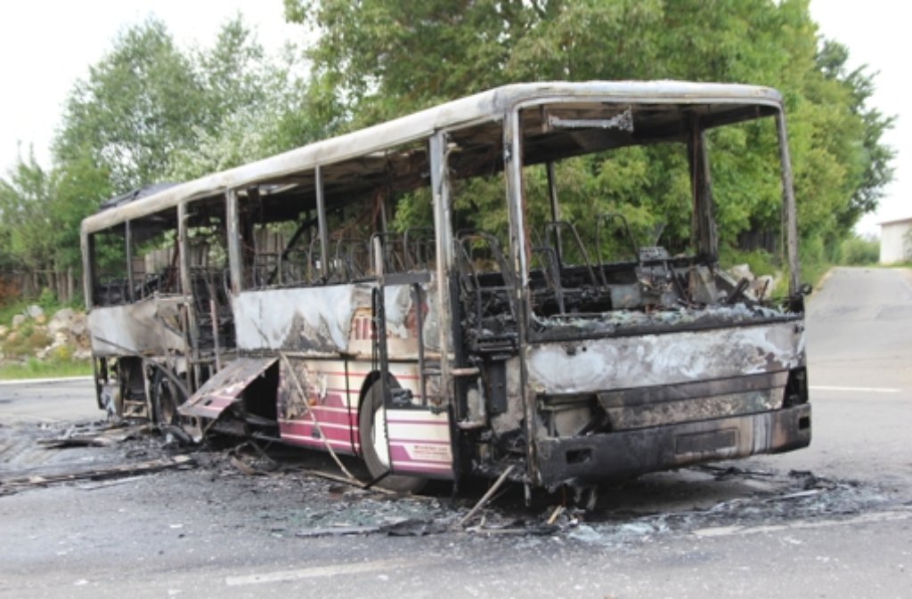 Als ein Schulbus in Bad Urach plötzlich zu brennen beginnt, reagiert der Fahrer blitzschnell, fährt rechts ran und fordert die rund 30 Schüler auf, das Fahrzeug zu verlassen.