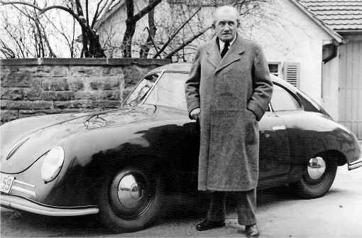 Der Konstrukteur und Unternehmer  Ferdinand Porsche im  März 1950 mit einem  schnittigen Porsche 356 vor seiner Stuttgarter Wohnung. Foto: dpa