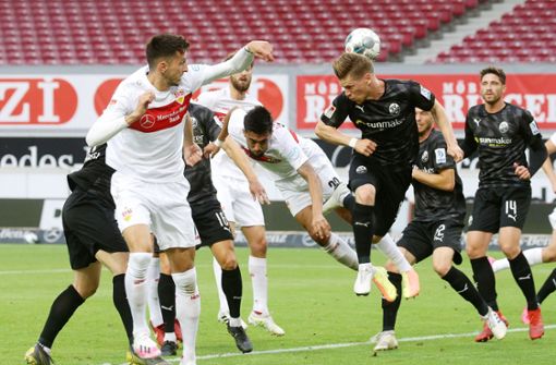 Der VfB Stuttgart gewann vor leeren Rängen im Regen 5:1 gegen die Gäste aus Sandhausen. Foto: Pressefoto Bauman/Hansjvºrgen Br/Hansjürgen Britsch
