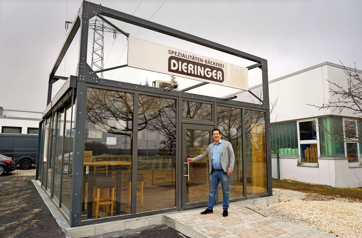 Florian Dieringer will am 24. April die Tür  der neuen Verkaufsfiliale öffnen. Foto: /Marion Brucker