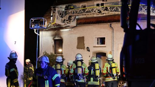 Die Feuerwehrleute konnten das Feuer löschen, aber nicht verhindern, dass die Wohnung ausbrannte. Foto: SDMG/SDMG / Kern