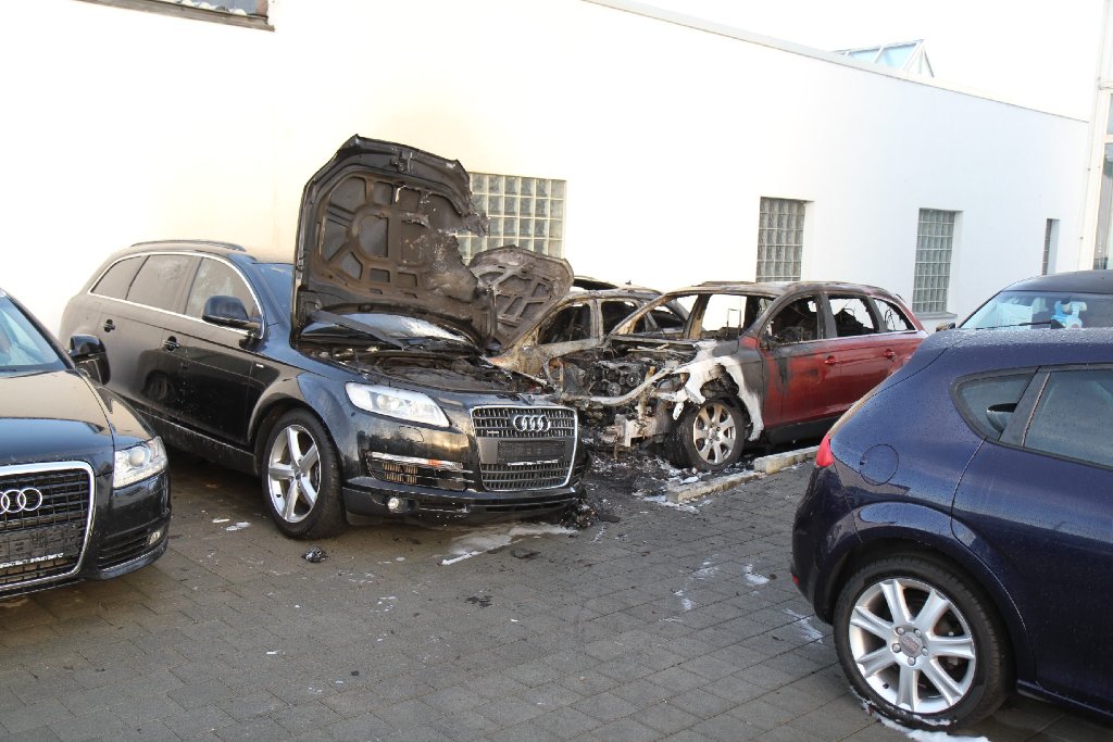 In einem Autohaus in Bietigheim-Bissingen wurden erneut mehrere hochwertige Wagen angezündet.
