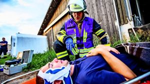 Ekkehard Graf kümmert sich bei der Übung in Siegelhausen um einen Verletzten. Foto: KS-Images.de /