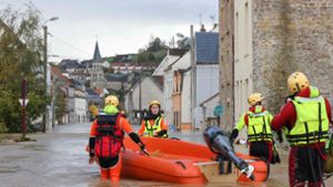 Boulogne-Sur-Mer: Feuerwehrleute helfen einem Anwohner auf einer überschwemmten Straße, aus dessen Haus in ein Rettungsboot zu steigen. Nach heftigen Niederschlägen ist es entlang der Flussläufe Aa und Liane in Nordfrankreich zu Überflutungen gekommen. Foto: dpa/Denis Charlet