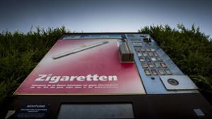 Zigarettenautomat mit Auto aus der Verankerung gerissen