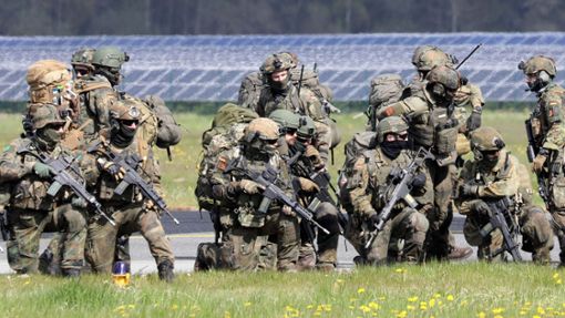 Bundeswehrsoldaten bei einer Übung Foto: dpa/Bernd Wüstneck