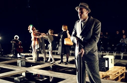 Sebastian Röhrle mit Ensemble in „Liebe Kannibalen Godard“ Foto: Theater