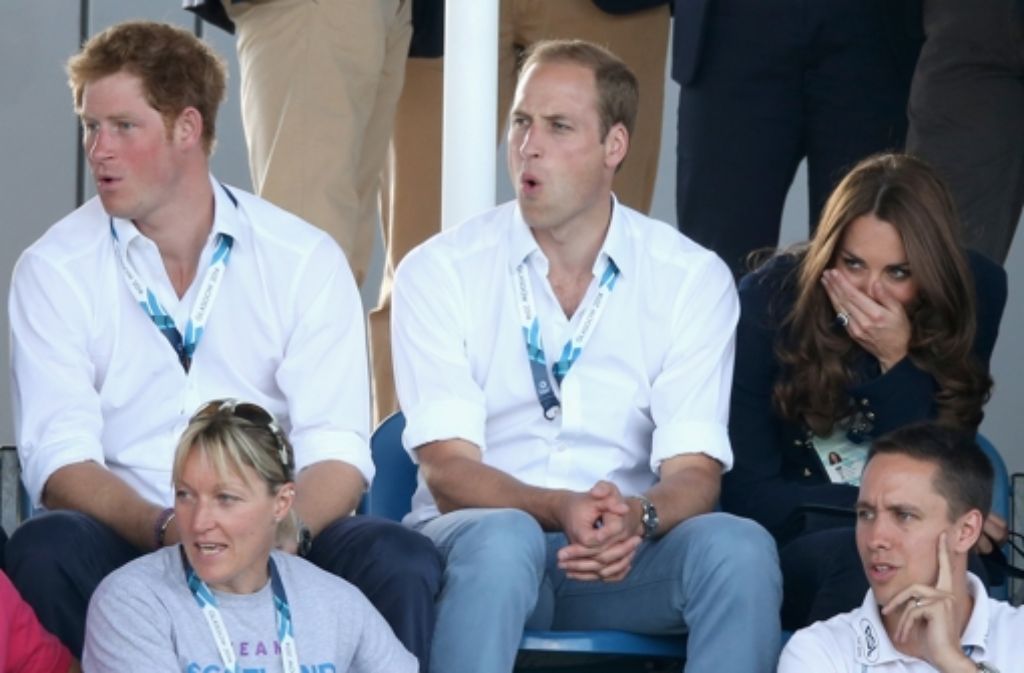 Uh, das hätte ins Auge gehen können: Prinz Harry, Prinz William und dessen Frau, Herzogin Kate, verfolgen das Hockey-Match zwischen Schottland und Wales.