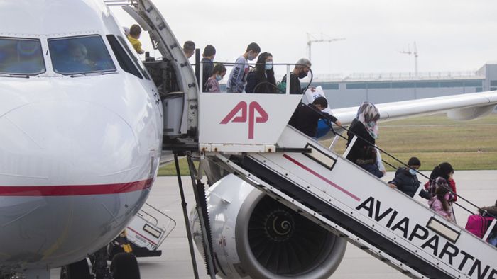 Flugzeug mit 150 minderjährigen Migranten in Hannover gelandet