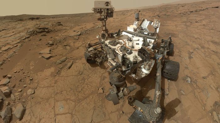 Curiosity-Rover klettert auf einen Berg