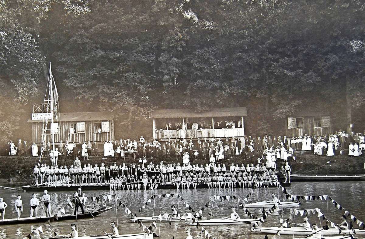 Der Neckar-Badeplatz des Ludwigsburger Schwimmvereins um das Jahr 1914.
